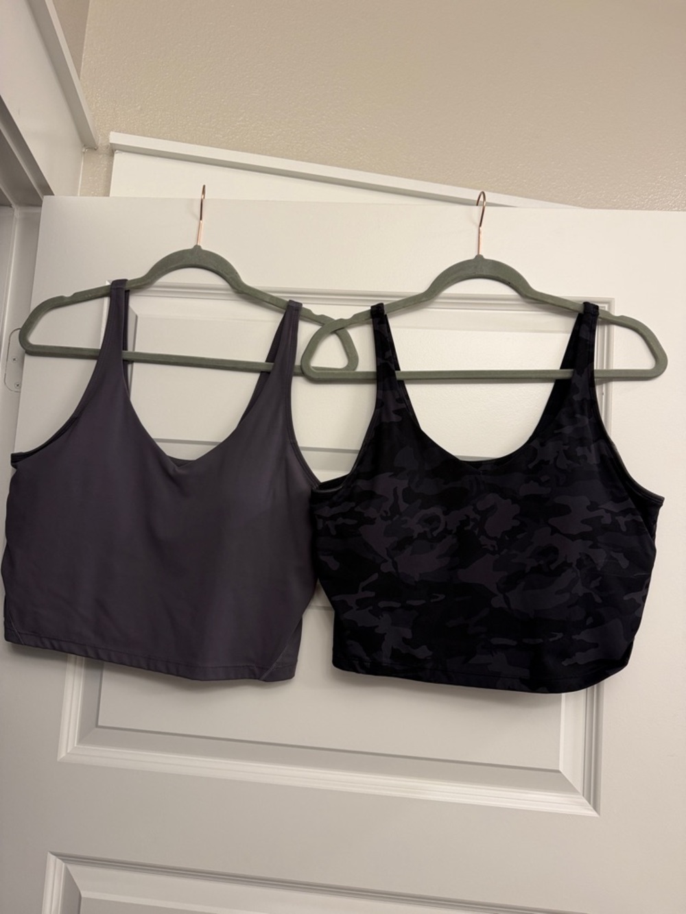 Women's Scoop Neck Crop Tank Top - Dark Gray & Black Camo